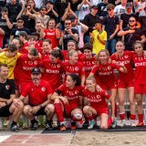 Les joueuses du FC Sion féminin ont profité du soutien de plusieurs membres des groupes du Gradin Nord lors de leur dernière sortie de la saison samedi face à Thoune.
